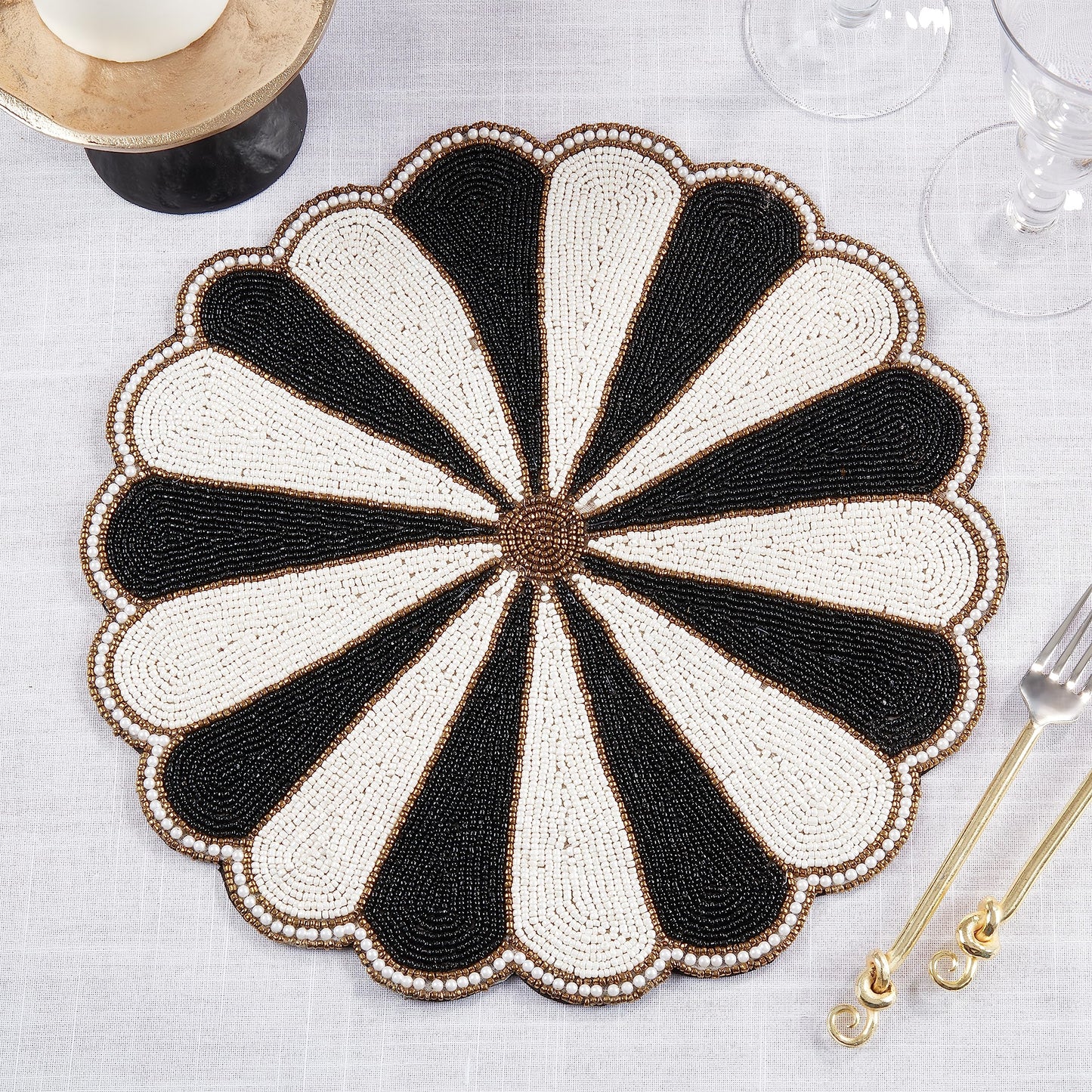 Saro Lifestyle Beaded Pinwheel Bliss Placemat (Set of 4), Black/White, 14"